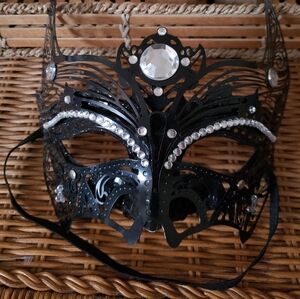 HALLOWEEN Women's Black sexy Masquerade mask of a ball or Halloween party